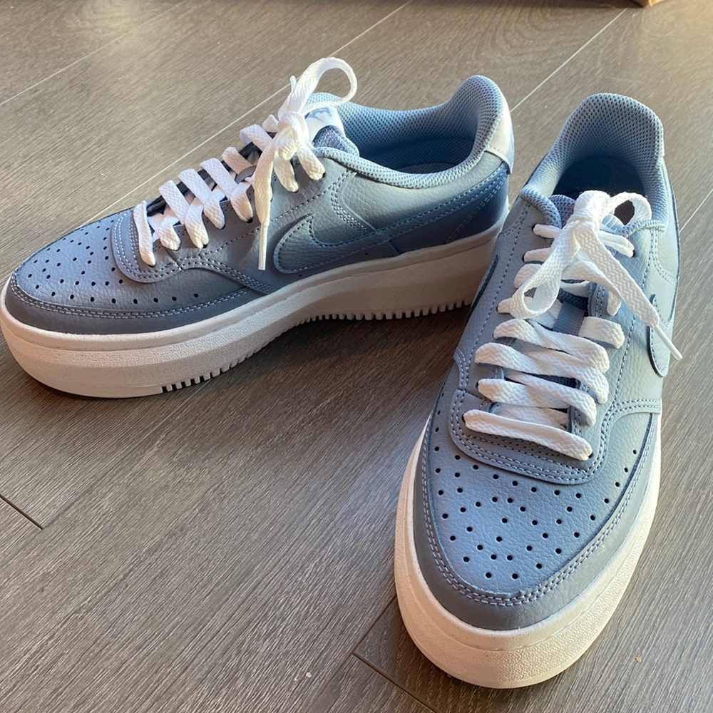 BRAND NEW Nike women sneakers size 8